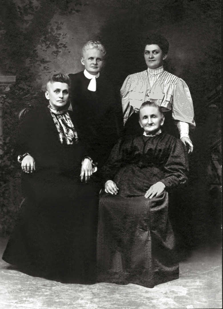Angeline Connaroe McManus (front left). Possibly includes Kate & Mary Moore Toohey (Kaltenach Studio, Erie PA 1891-1909, circa 1902)